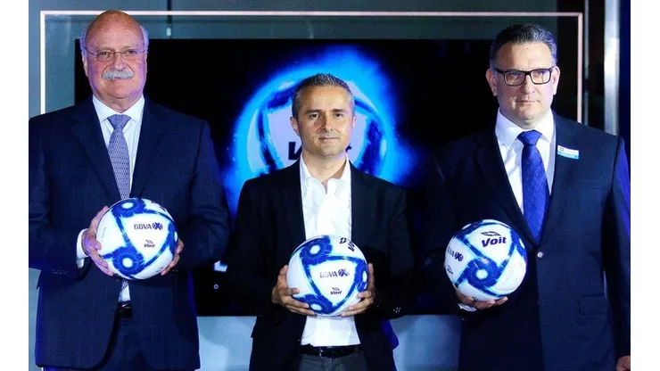 Enrique Bonilla (izquierda), presidente de la Liga MX, sostiene el nuevo balón. (Foto: Twitter Oficial Liga MX)