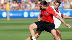 Herrera disputando el balón ante Marcos Llorente. (Foto: sitio oficial Atlético de Madrid)