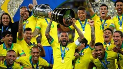 EL CAMPEÓN. Dani Alves levanta la Copa América 2019 (Foto: Getty).