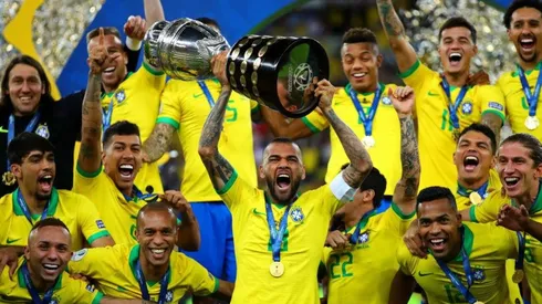 EL CAMPEÓN. Dani Alves levanta la Copa América 2019 (Foto: Getty).