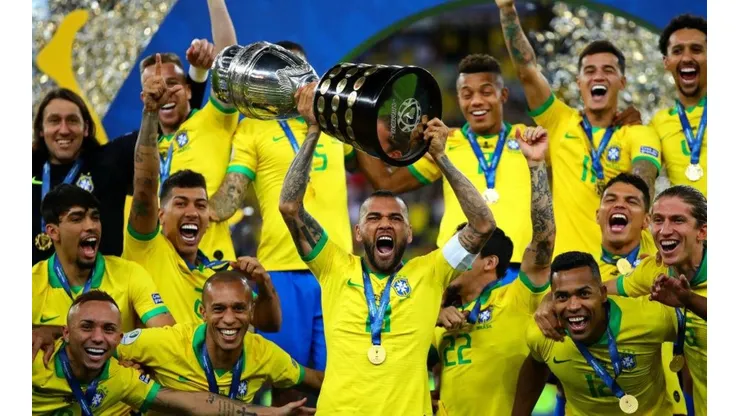 EL CAMPEÓN. Dani Alves levanta la Copa América 2019 (Foto: Getty).