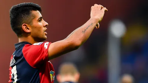 Cristian Romero con los colores de Genoa.