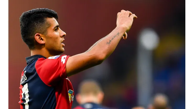 Cristian Romero con los colores de Genoa.