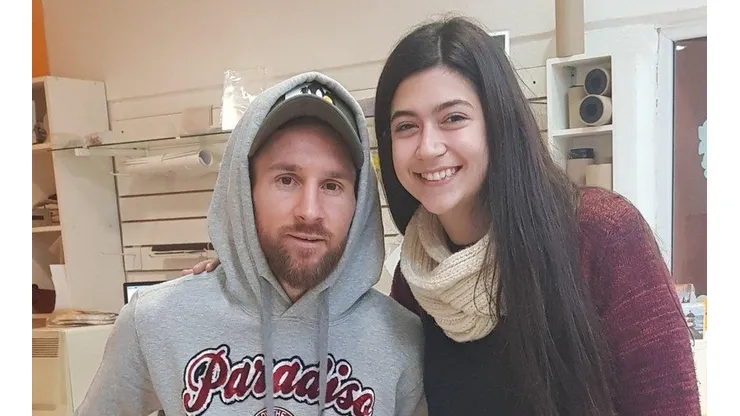 Estaba trabajando, le cayó Messi al local, ella le pidió una foto y enloqueció por Twitter