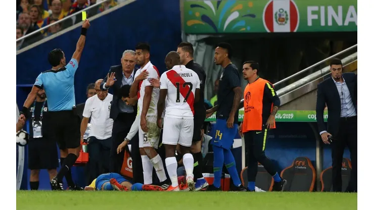 Zambrano fue amonestado en el segundo tiempo por una falta a Gabriel Jesus.