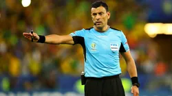 Tobar cobró dos penales y mostró una roja en la final.