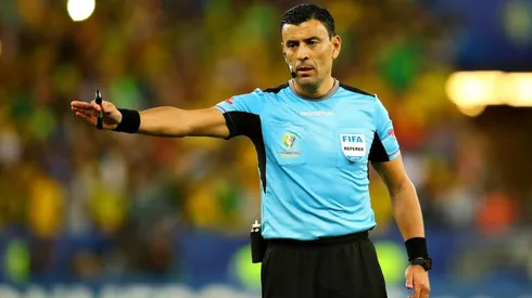 Tobar cobró dos penales y mostró una roja en la final.