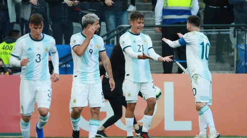 Foto de Paulo Dybala con Lionel Messi.