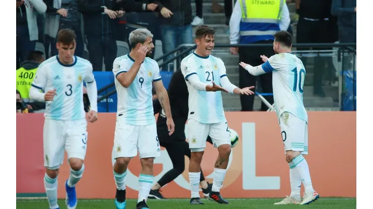 Foto de Paulo Dybala con Lionel Messi.