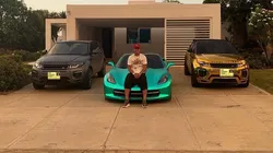 Roger Martínez presume de sus carros, mientras avanza su caso por inasistencia alimentaria