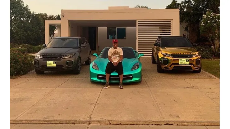Roger Martínez presume de sus carros, mientras avanza su caso por inasistencia alimentaria