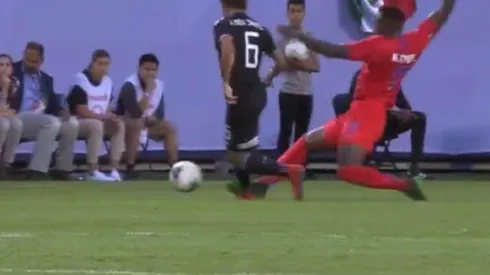 La primera polémica de la Final de la Copa Oro: ¿Altidore se salvó de la roja a los 10 minutos?