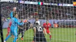 En la línea y con la cabeza, Guardado evitó el primer tanto de Estados Unidos