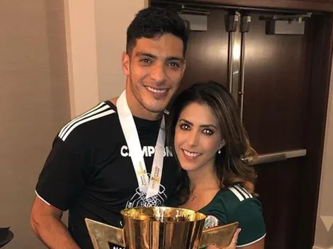 Daniela subió foto dándose un beso con Raúl Jiménez, le dejó un emotivo mensaje y él le respondió