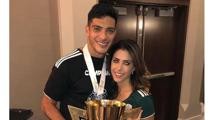 Daniela subió foto dándose un beso con Raúl Jiménez, le dejó un emotivo mensaje y él le respondió