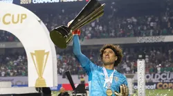 Ochoa festeja con sus dos premios tras la consagración de la Copa Oro 2019.