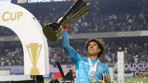 Ochoa festeja con sus dos premios tras la consagración de la Copa Oro 2019.