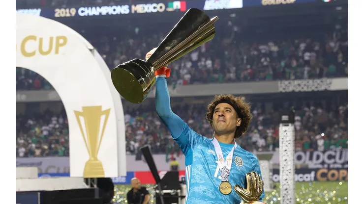 Ochoa festeja con sus dos premios tras la consagración de la Copa Oro 2019.