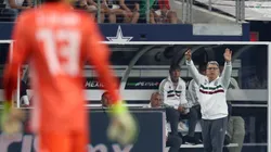 Se cuidan las espaldas: fotón de Tata Martino y Memo Ochoa en la antesala de la final de Copa Oro