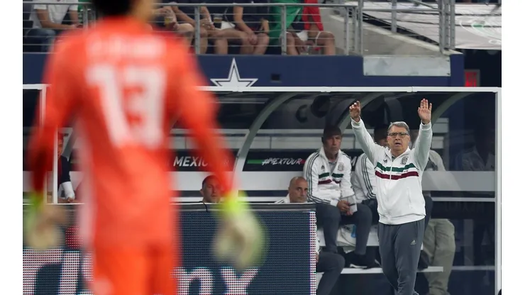 Se cuidan las espaldas: fotón de Tata Martino y Memo Ochoa en la antesala de la final de Copa Oro