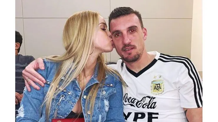 Daniela subió foto con la camiseta de Armani, le mandó un mensaje a su "número 1" y él le comentó