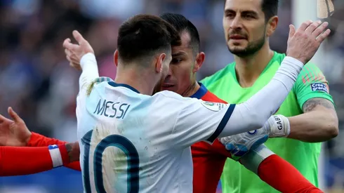 Messi y Medel, cara a cara. (Getty)