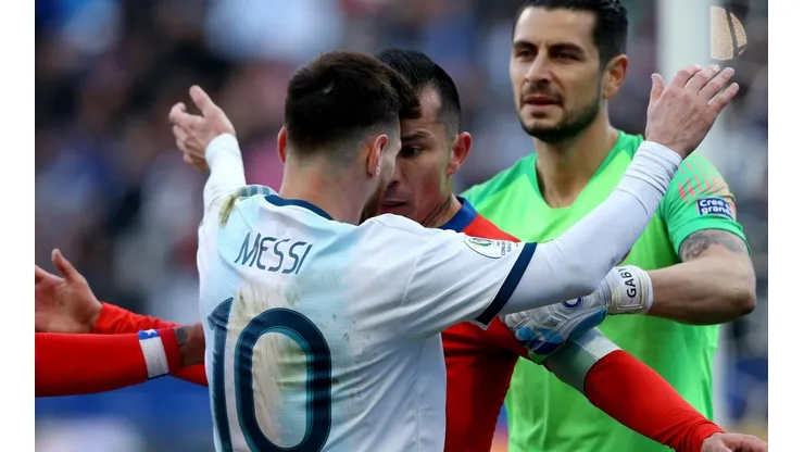 Messi y Medel, cara a cara. (Getty)