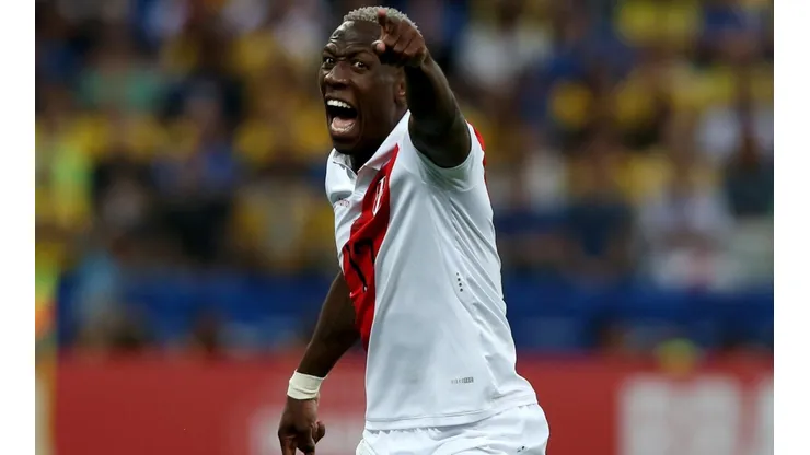 Antes de la final, Advíncula asumió un compromiso con los hinchas peruanos