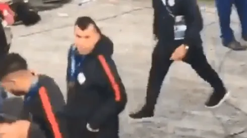 La repudiable reacción de Medel ante unos hinchas argentinos que lo insultaban