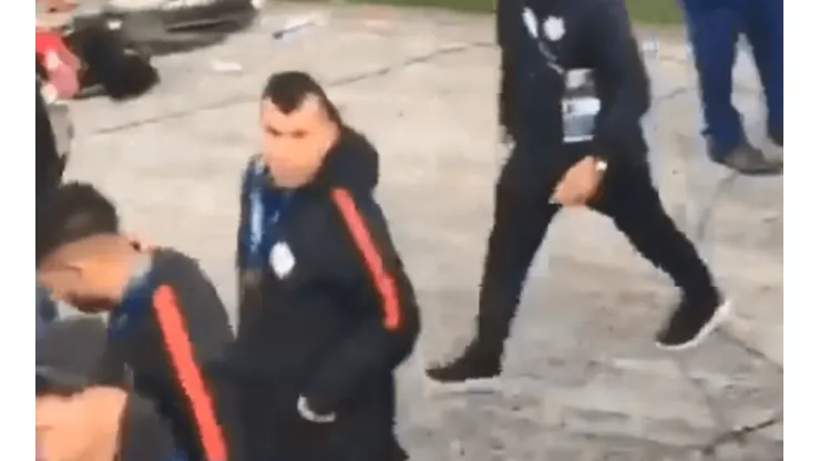 La repudiable reacción de Medel ante unos hinchas argentinos que lo insultaban
