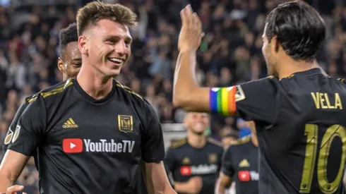 Con un doblete, Vela condujo a otra goleada al líder Los Ángeles