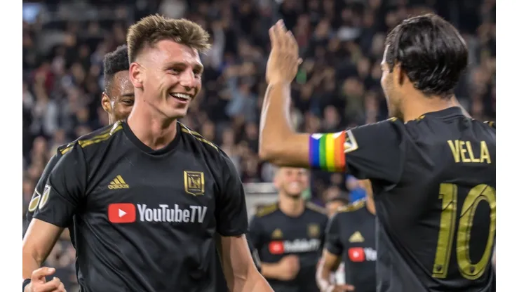Con un doblete, Vela condujo a otra goleada al líder Los Ángeles