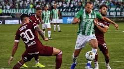 Hrnán Barcos en la disputa de un balón contra dos jugadores de Lanús.