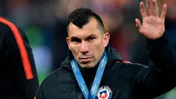 Gary Medel con la medalla del cuarto puesto.