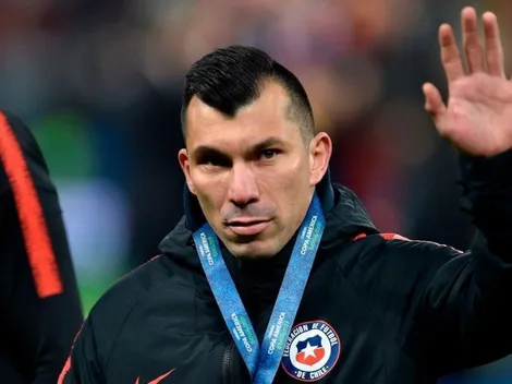 Tras el caos, Medel se diferenció de Messi y sí fue a buscar su medalla