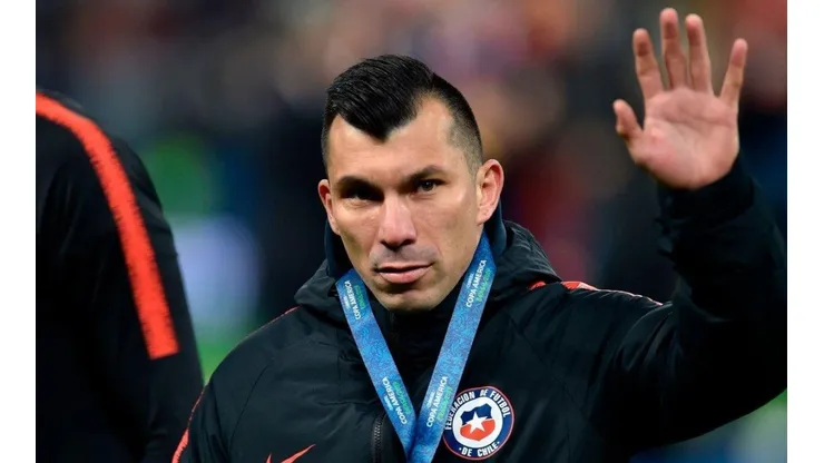Gary Medel con la medalla del cuarto puesto.