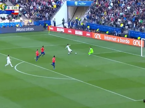 Dybala controló en modo Dios y definió por encima de Arias para el 2 a 0 de Argentina