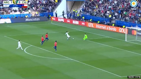 Dybala controló en modo Dios y definió por encima de Arias para el 2 a 0 de Argentina