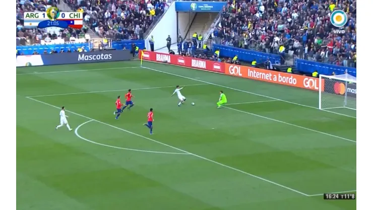 Dybala controló en modo Dios y definió por encima de Arias para el 2 a 0 de Argentina