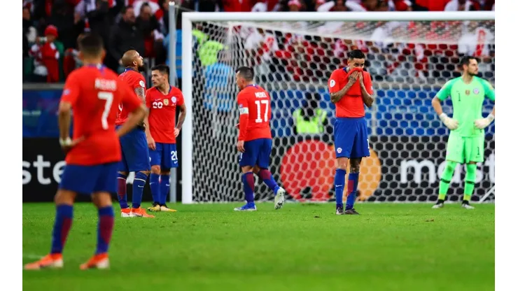 Foto de los jugadores de Chile ante Perú.