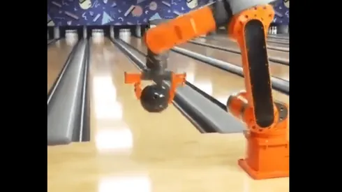 ¿Real o falso? El video viral de una máquina diabólica experta en el bowling