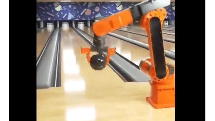 ¿Real o falso? El video viral de una máquina diabólica experta en el bowling