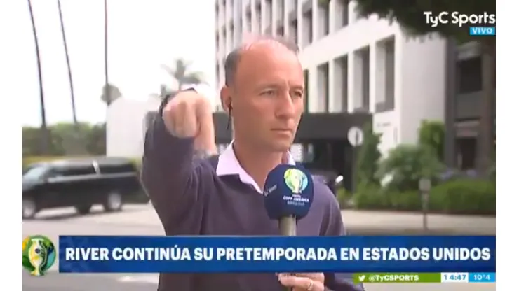 Foto del periodista bailando un poco.
