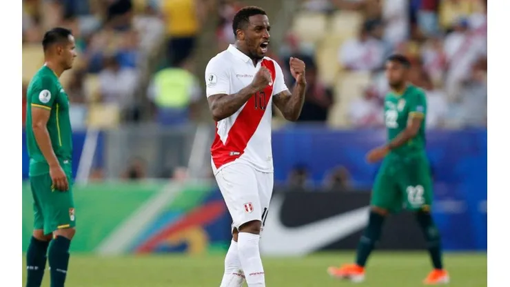 Farfán en duelo con Perú.