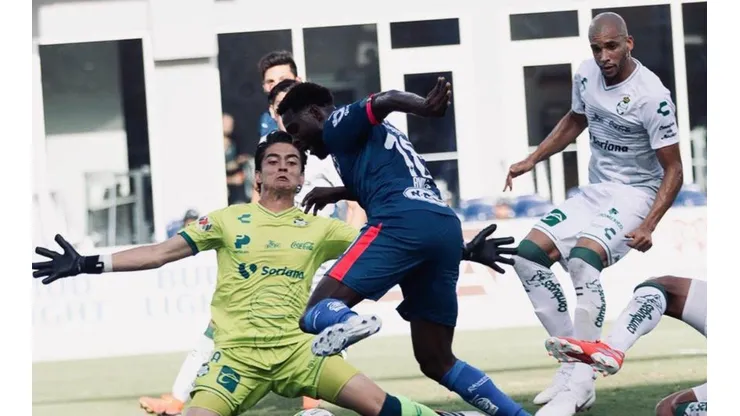 Santos derrotó a Rayados por penales