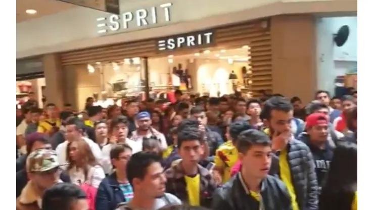 Video: Locura en Bogotá por presencia de Falcao en un centro comercial