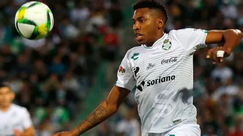 El delantero padece una sobrecarga mecánica en ambas tibias.