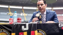 Omar Bravo se emocionó al ser homenajeado por Leones Negros