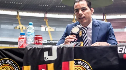 Omar Bravo se emocionó al ser homenajeado por Leones Negros