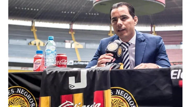 Omar Bravo se emocionó al ser homenajeado por Leones Negros